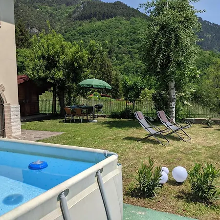 Mit Seeblick Und Garten, Pool In Ruhiger Lage Von Am Gardasee
