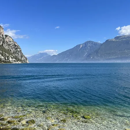 Mit Seeblick Und Garten, Pool In Ruhiger Lage Von Am Gardasee